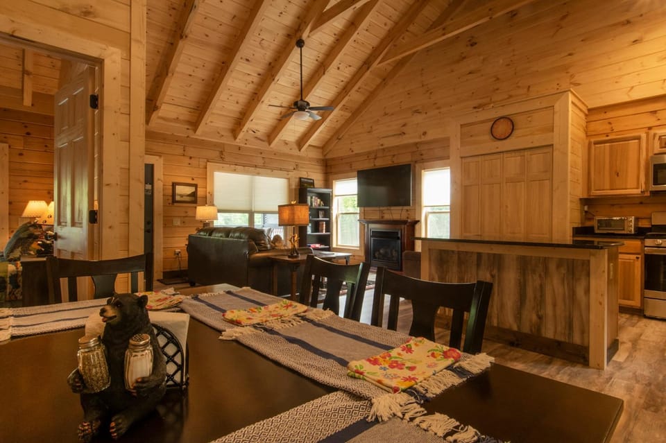 Serenity Cabin Lovely Veranda Level Cabin in the Heart of Bryson City Cabin in Bryson City