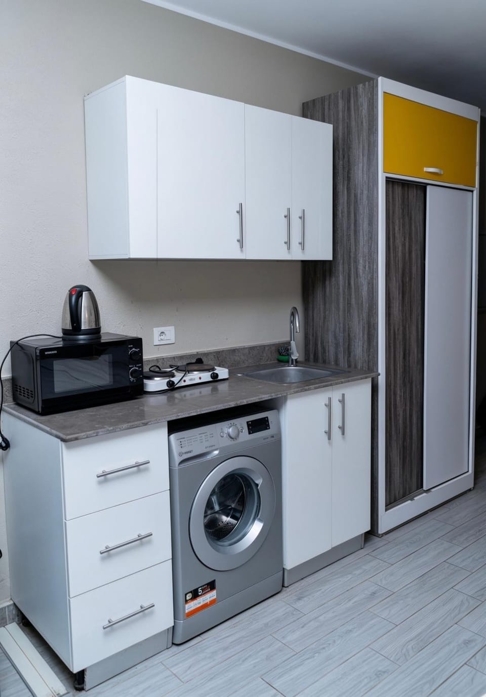 Kitchen or kitchenette, minibar, stove, washing machine