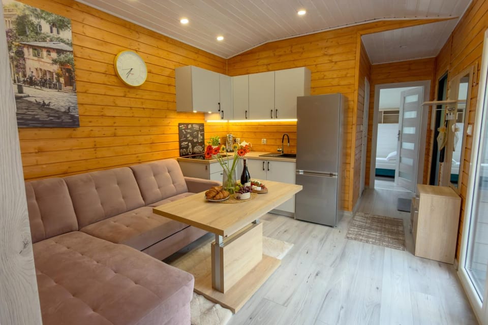 Property building, Kitchen or kitchenette, Seating area, stove, kitchen