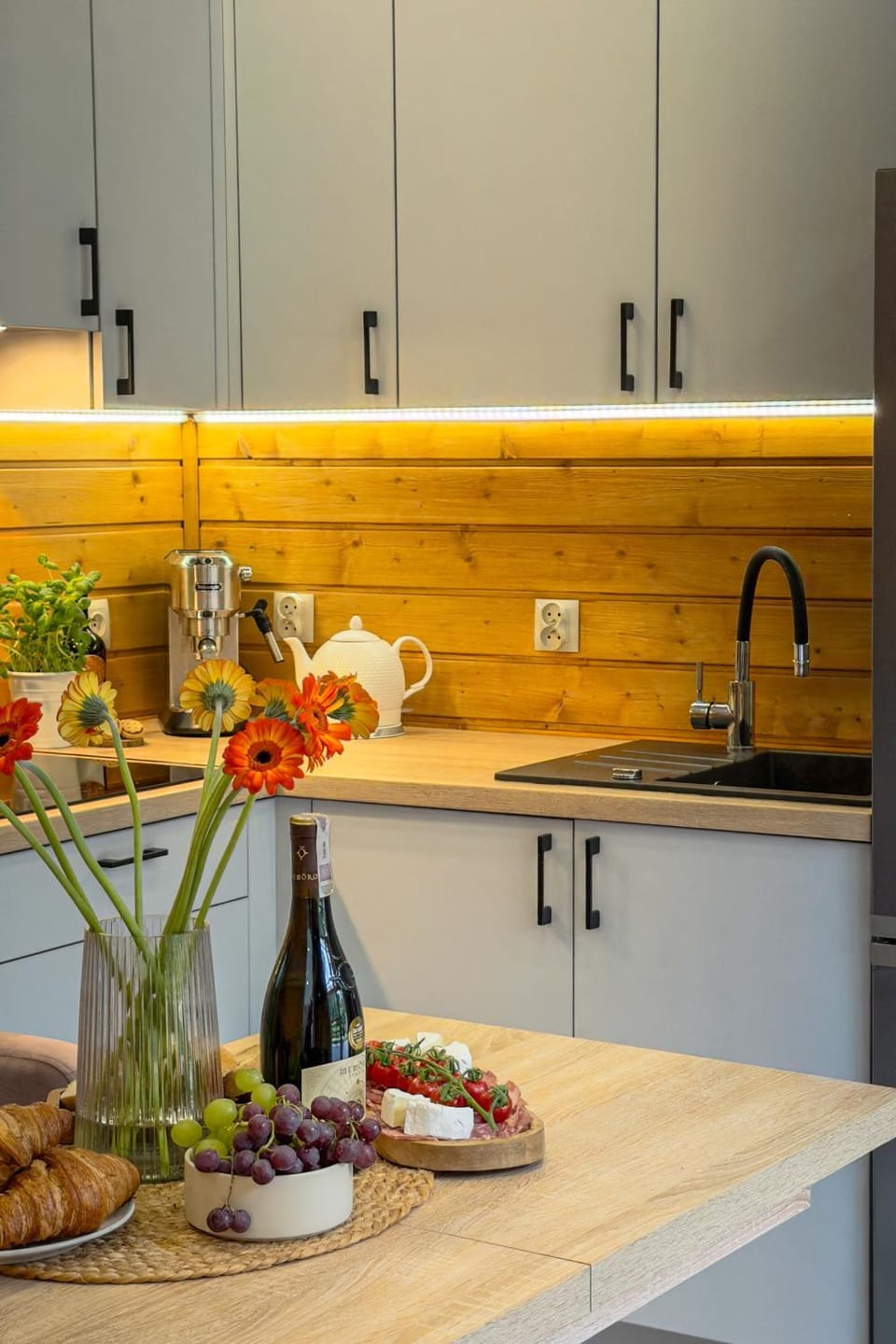 Kitchen or kitchenette, Food and drinks, Food, Drinks