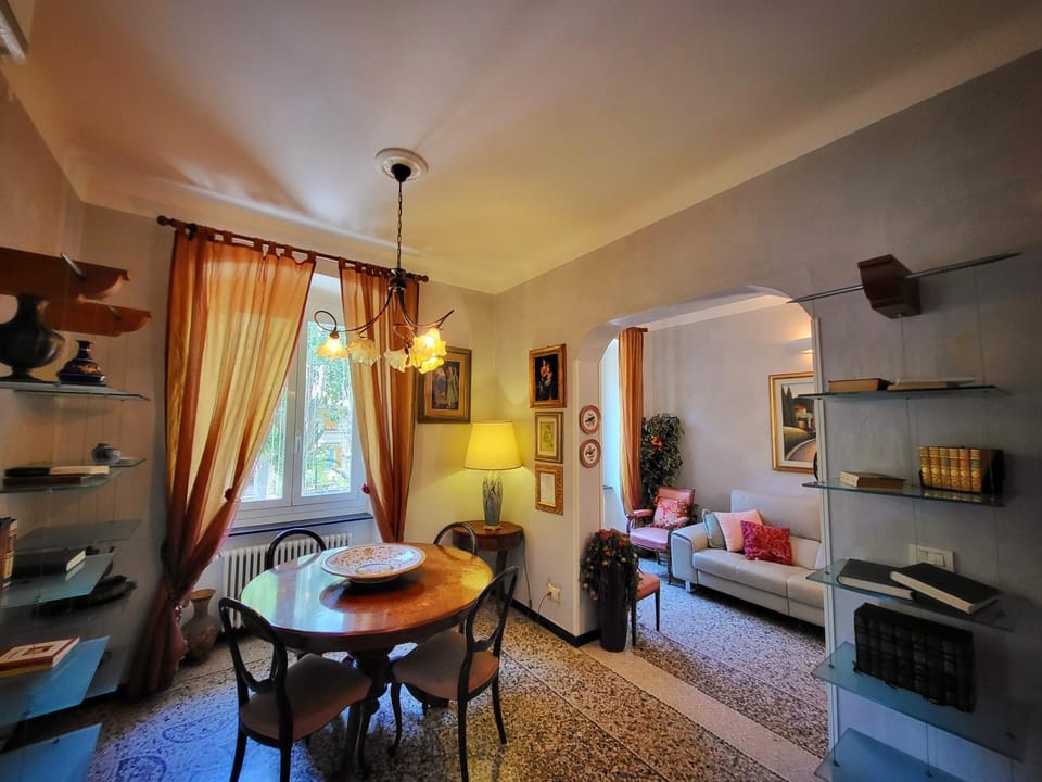 Seating area, Dining area