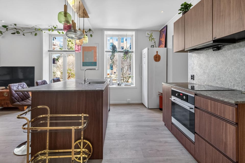 Kitchen or kitchenette, Dining area, oven, stove