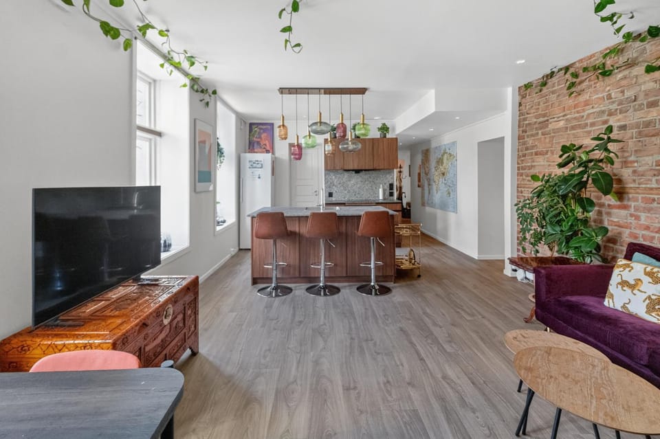 Kitchen or kitchenette, Living room, Seating area, Dining area