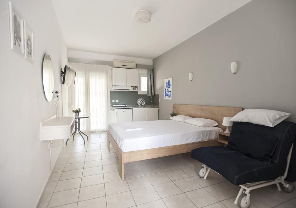 Bed, Kitchen or kitchenette, Photo of the whole room, Bedroom