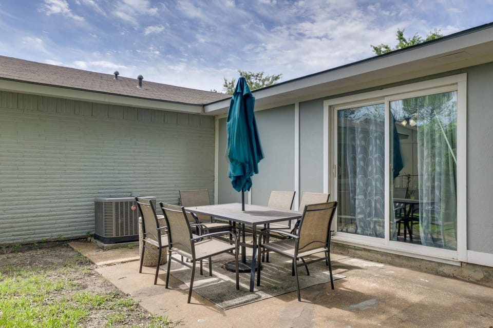4 Mi to Dtwn: Garland Getaway w/ Fenced-In Yard House in Garland