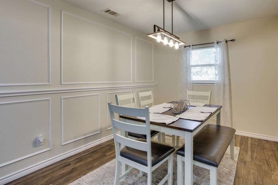 4 Mi to Dtwn: Garland Getaway w/ Fenced-In Yard House in Garland