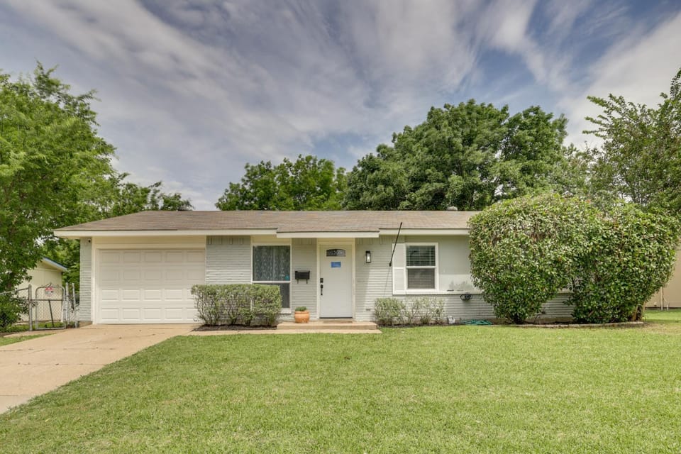 4 Mi to Dtwn: Garland Getaway w/ Fenced-In Yard House in Garland