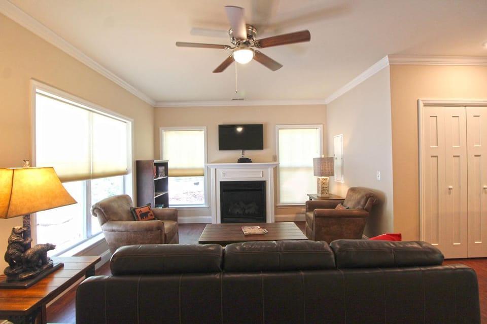Shady Getaway Beautiful Modern near the Heart of Bryson City Villa in Bryson City