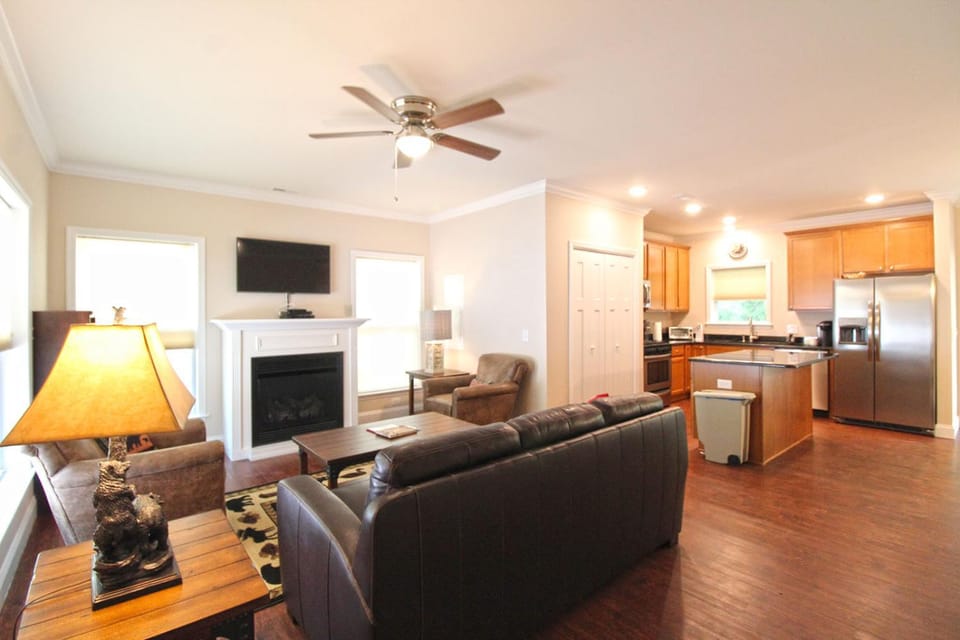 Shady Getaway Beautiful Modern near the Heart of Bryson City Villa in Bryson City
