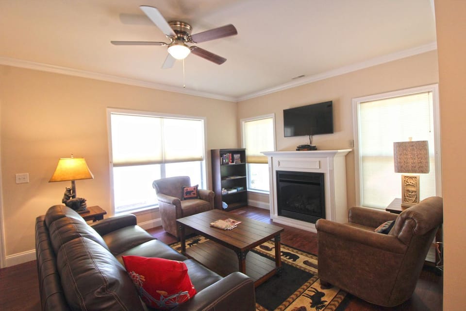 Shady Getaway Beautiful Modern near the Heart of Bryson City Villa in Bryson City