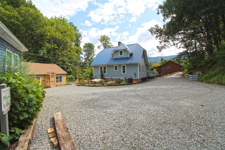 Sitting on the Rock Modern Creekside Cottage in Bryson City Villa in Bryson City