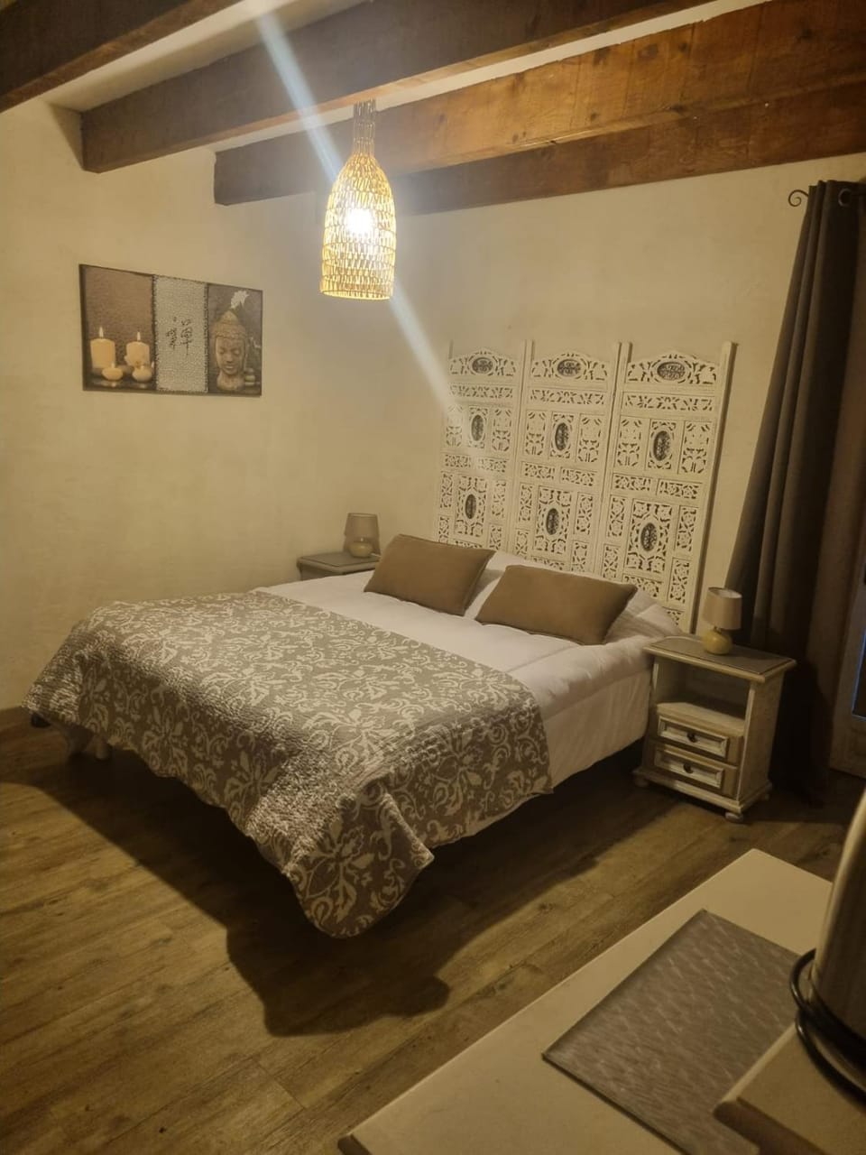 Le mas du pouzat chambre Huppe Bed and Breakfast in Provence