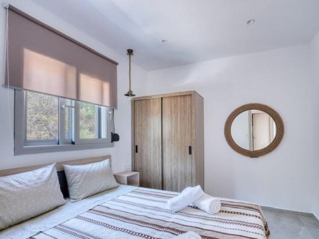 Bed, Bedroom, towels, wardrobe
