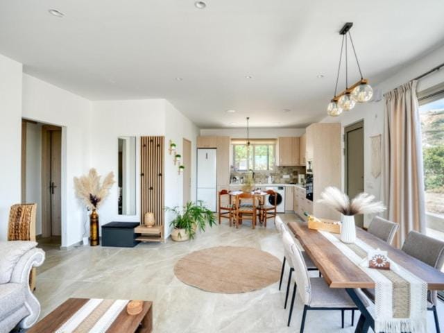 Kitchen or kitchenette, Living room, Seating area, Dining area
