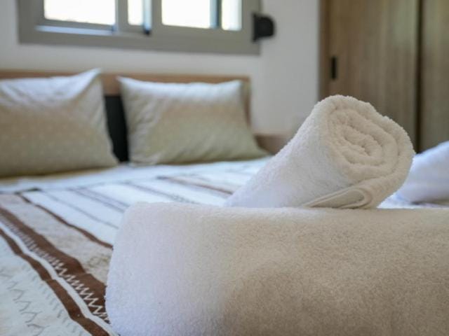Bed, Bedroom, towels