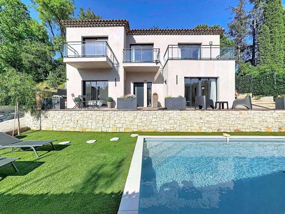 Property building, Patio, Day, Garden, Garden view, Pool view, Swimming pool, sunbed