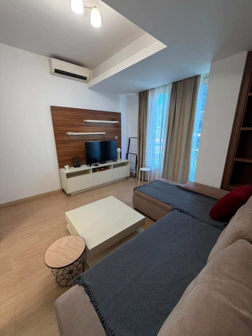 Communal lounge/ TV room, TV and multimedia, Photo of the whole room, Seating area, air conditioner
