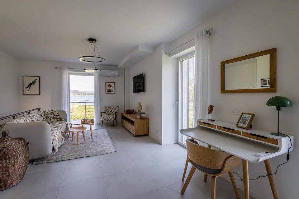 TV and multimedia, Seating area, air conditioner