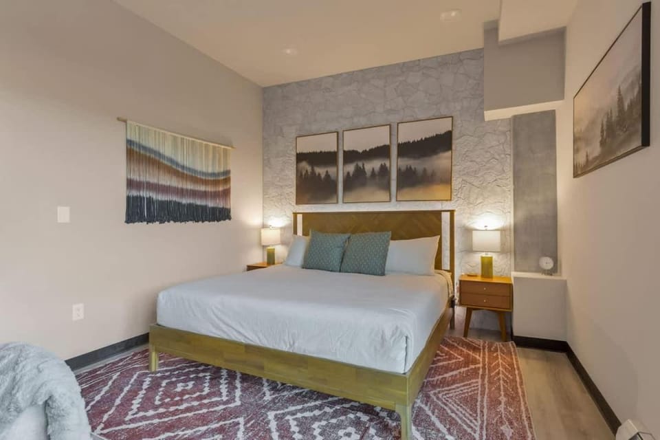 High-End Ski-In Ski-Out Luxury Library Room Views House in Winter Park