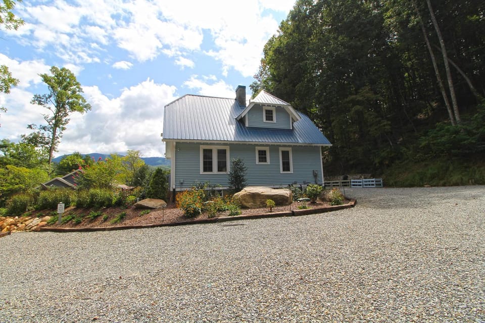Sweet Retreat Creekside Cottage in Bryson City! Villa in Bryson City