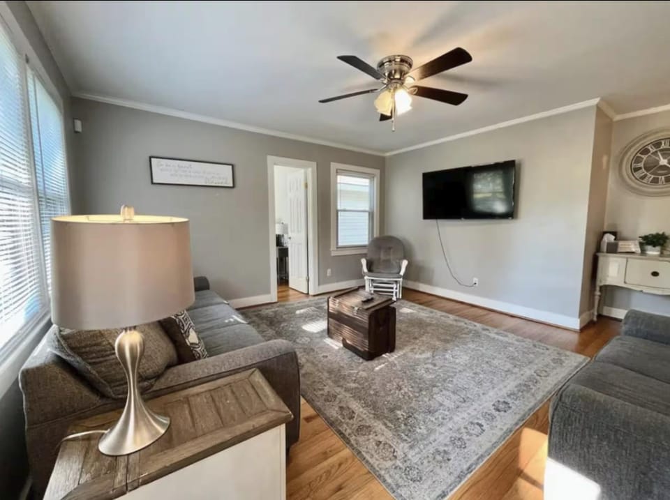 TV and multimedia, Living room, Seating area, Evening entertainment