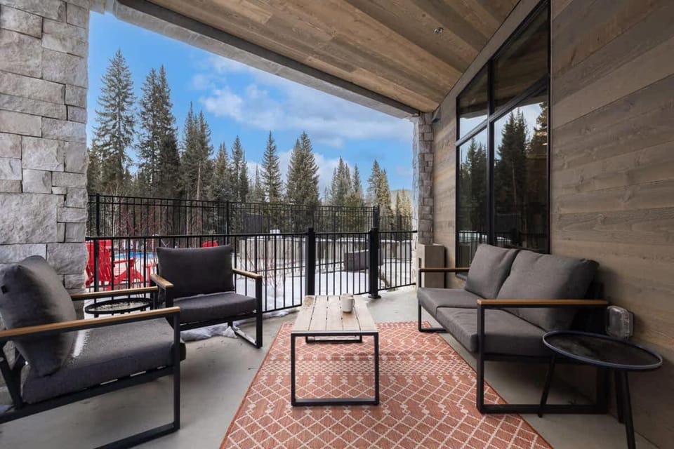 Luxury Patio to Slopes Ski-In Ski-Out WP Base House in Winter Park