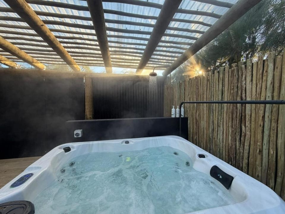 Romantic Glamping Bus, Heat pump, Spa & outdoor TV House in Auckland
