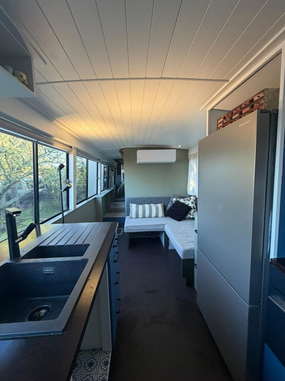 Romantic Glamping Bus, Heat pump, Spa & outdoor TV House in Auckland