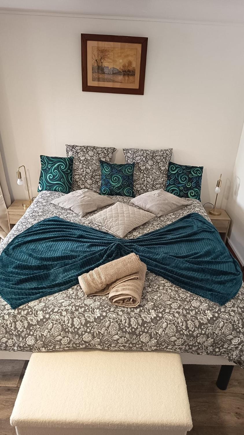 Photo of the whole room, Bedroom, towels