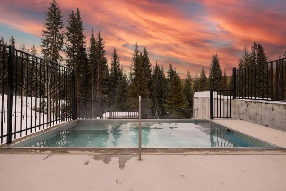 NEW Ski-In Ski-Out Romantic Studio for Two Apartment in Winter Park