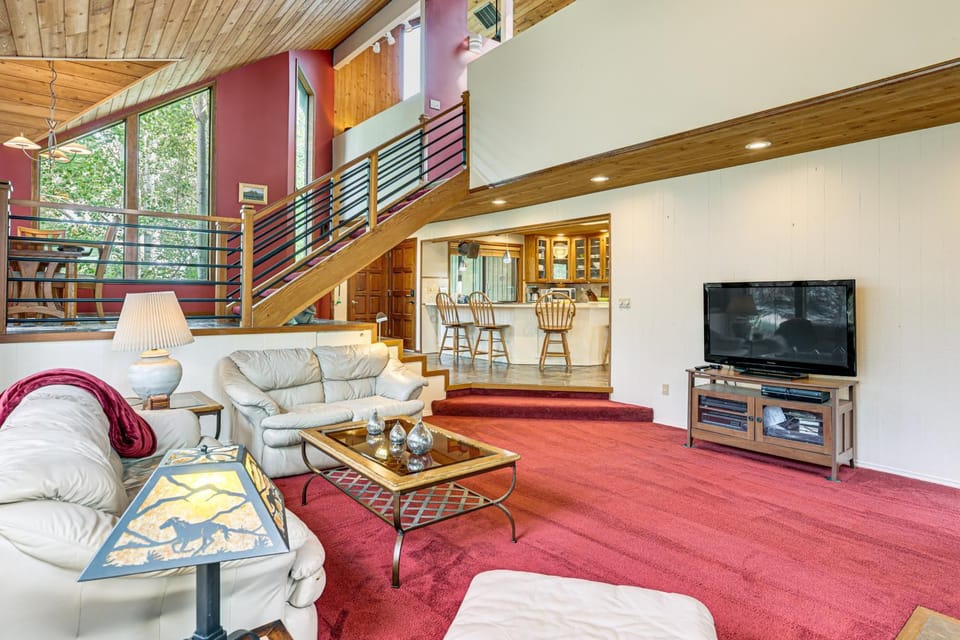 Fire Pit & Wildlife Views! Tranquil Bend Retreat House in Bend