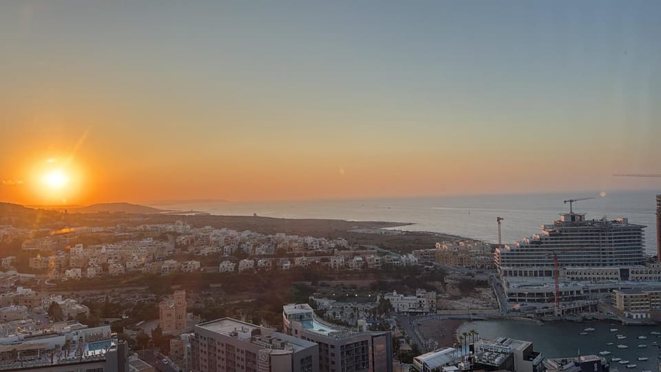 Luxury Sky Residence at Mercury Tower 22nd Floor Sea View Infinity Pool Apartment in Saint Julians