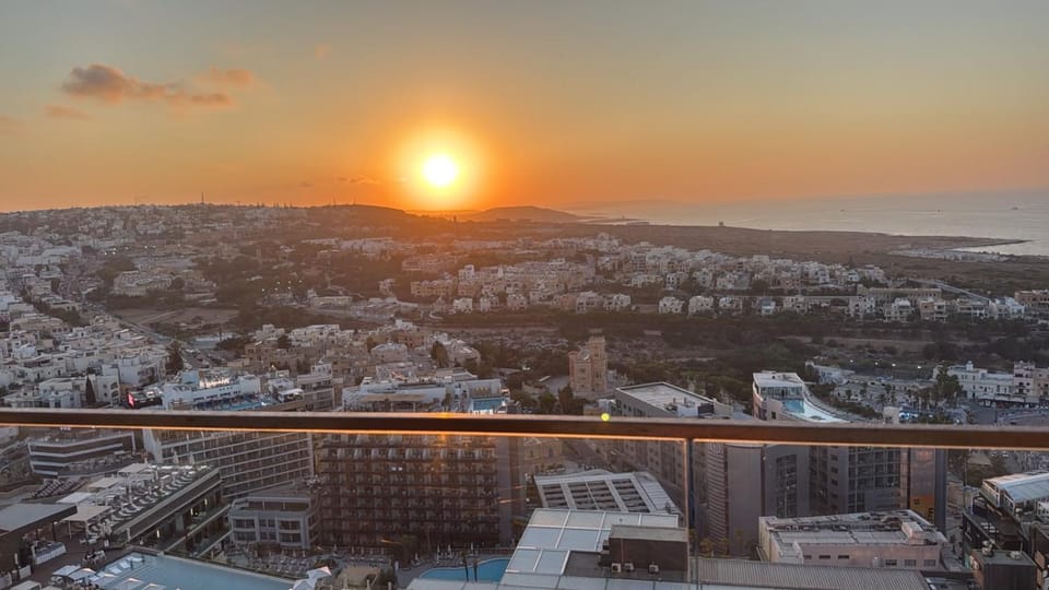 Luxury Sky Residence at Mercury Tower 22nd Floor Sea View Infinity Pool Apartment in Saint Julians