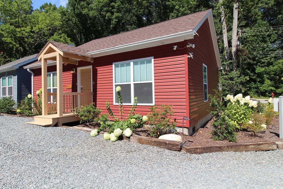 Snuggled Inn Modern, Creekside Cottage near the Heart of Bryson City! Villa in Bryson City