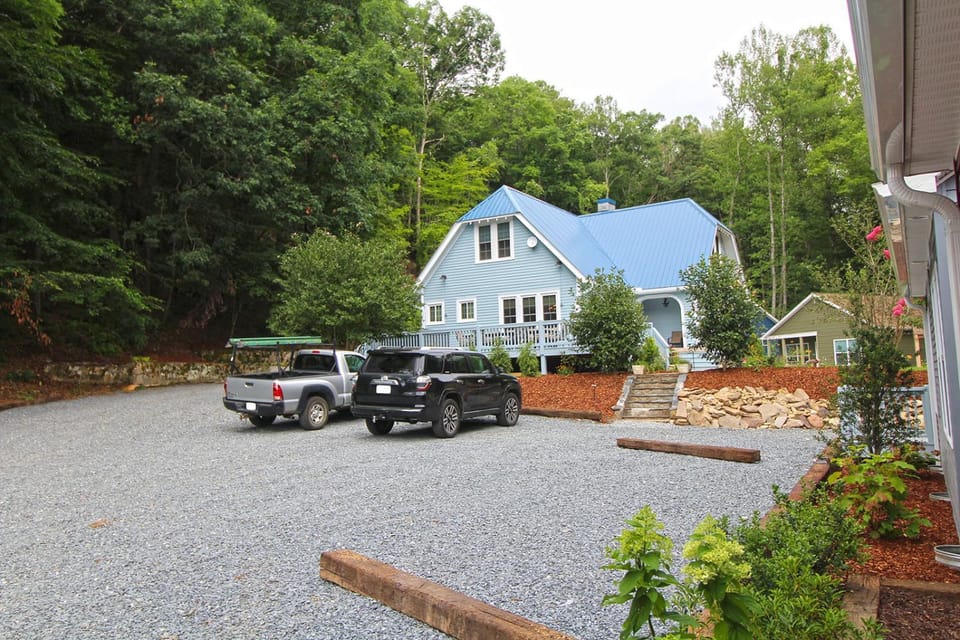Snuggled Inn Modern, Creekside Cottage near the Heart of Bryson City! Villa in Bryson City