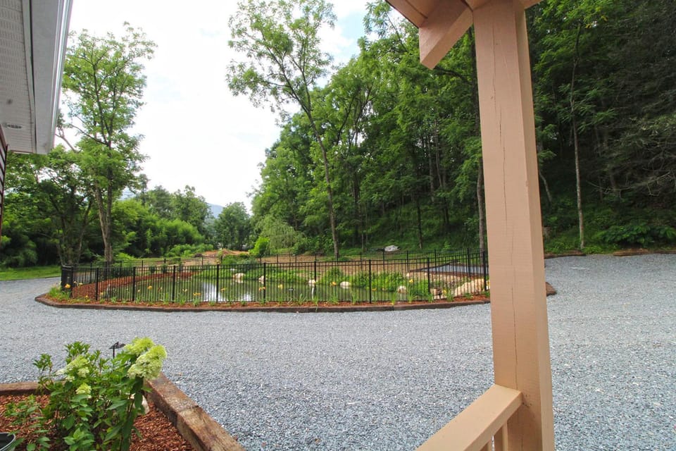 Snuggled Inn Modern, Creekside Cottage near the Heart of Bryson City! Villa in Bryson City