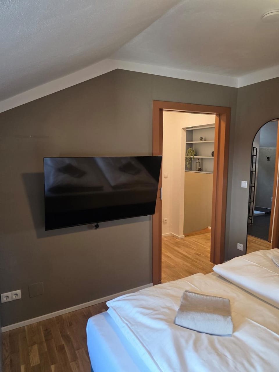 Bed, TV and multimedia, Photo of the whole room, Bedroom
