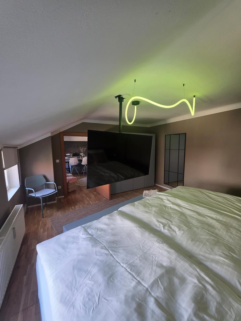 Photo of the whole room, Bedroom