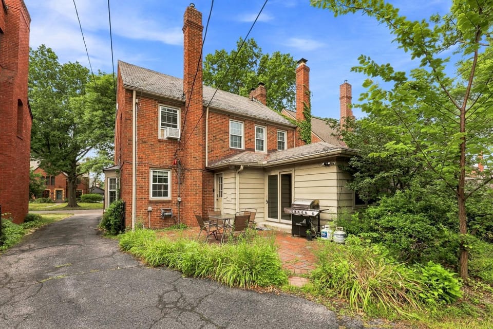 Family Friendly Stay for 12 Private Fenced Yard House in Shaker Heights