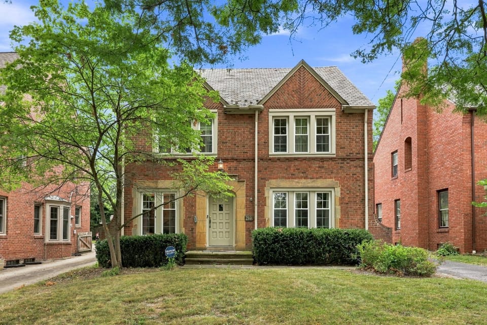 Family Friendly Stay for 12 Private Fenced Yard House in Shaker Heights