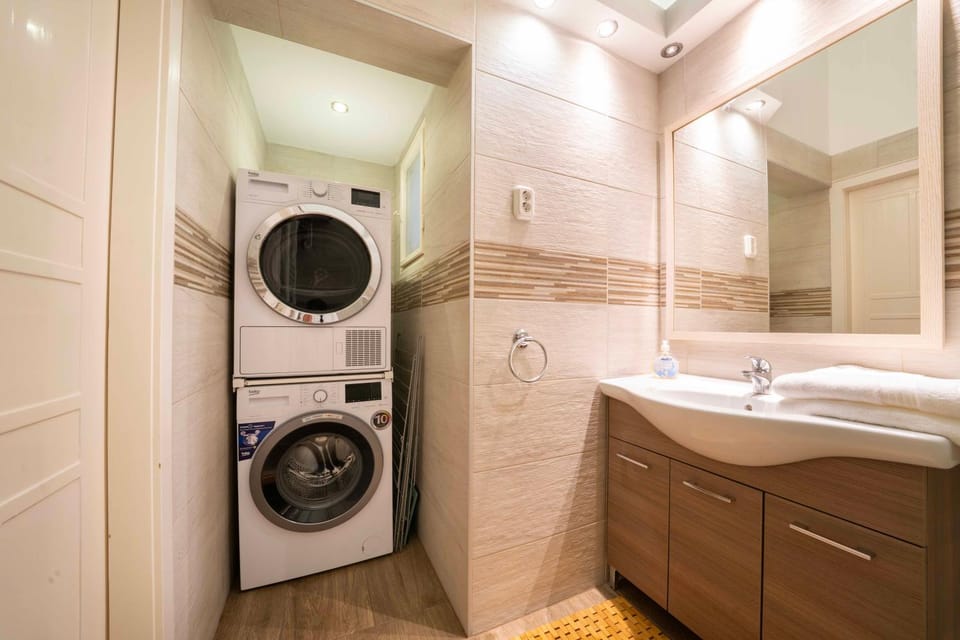 Spacious 4 bedroom apartment 2 bathrooms Apartment in Budapest