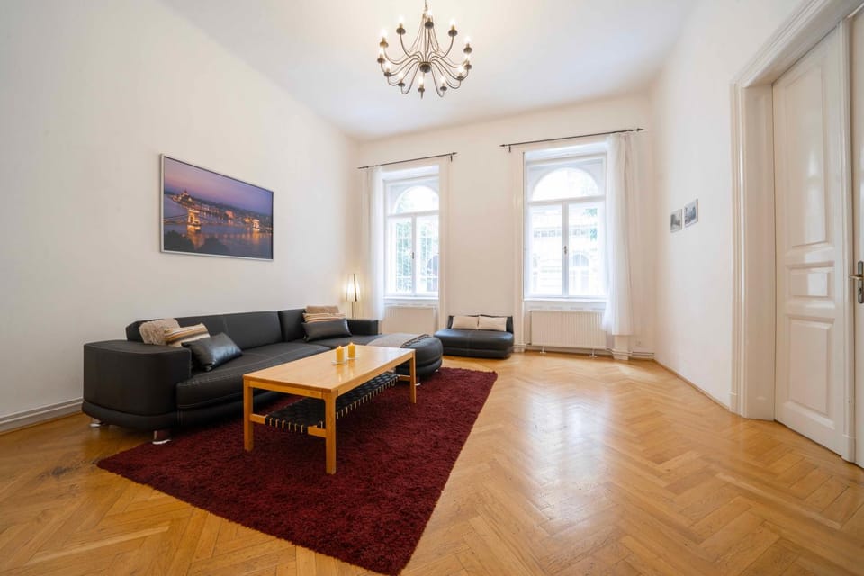 Spacious 4 bedroom apartment 2 bathrooms Apartment in Budapest