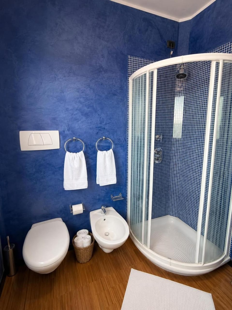 Shower, Toilet, Bathroom, bidet, towels