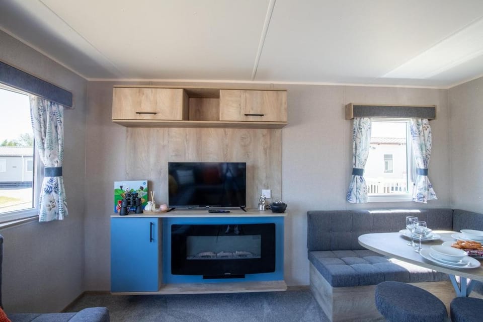 Brand New 8 berth Lakeside Holiday Home Tattershall Lake, 3 Bedrooms , Perfect for Families , Groups, Friends Apartment in Tattershall