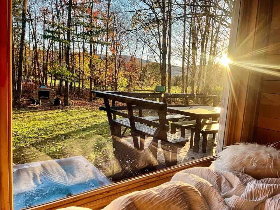 Romantic getaway 3BDR 2BTH HotTub Sauna Fireplace House in Tannersville