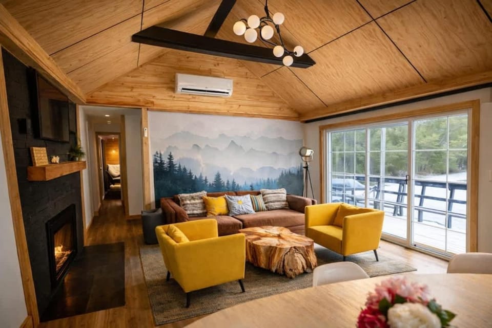 Romantic getaway 3BDR 2BTH HotTub Sauna Fireplace House in Tannersville