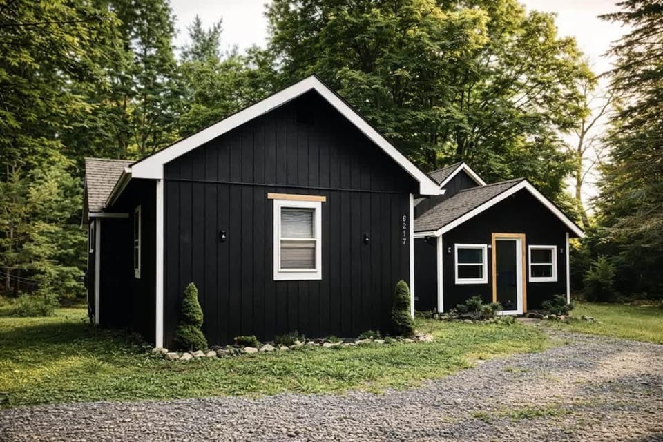 Romantic getaway 3BDR 2BTH HotTub Sauna Fireplace House in Tannersville