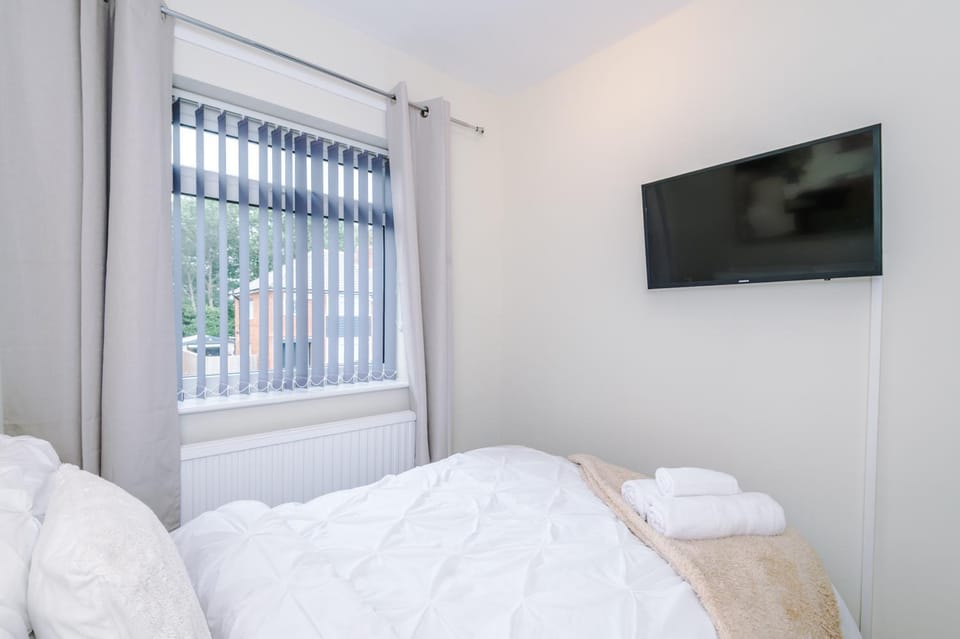 Bed, TV and multimedia, Bedroom, towels