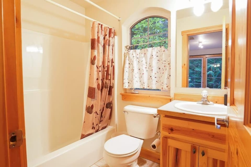 Glacier Creek Cabin Queen Suites with Hot Tub Cabin in Glacier