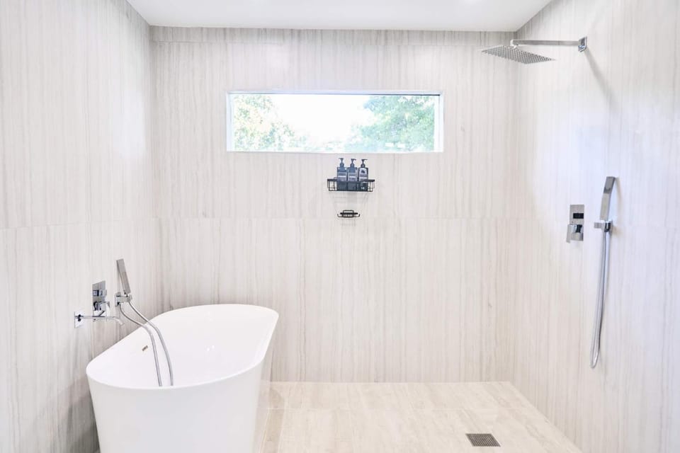 Central Atlanta Stay, King Bed, Desk & Fire Pit House in Atlanta